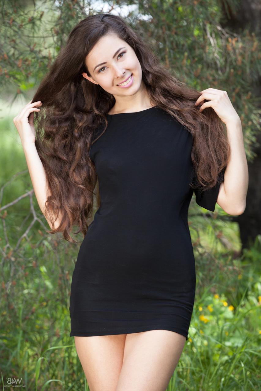 20P A linda adolescente Marina tira a roupa e mostra cada centímetro de seu corpo sexy na floresta