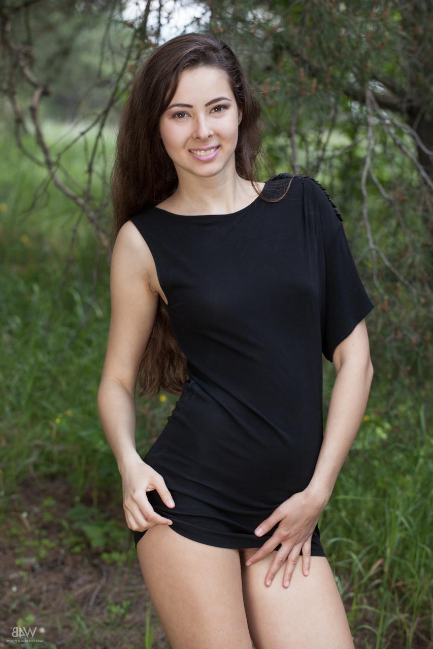 20P A linda adolescente Marina tira a roupa e mostra cada centímetro de seu corpo sexy na floresta