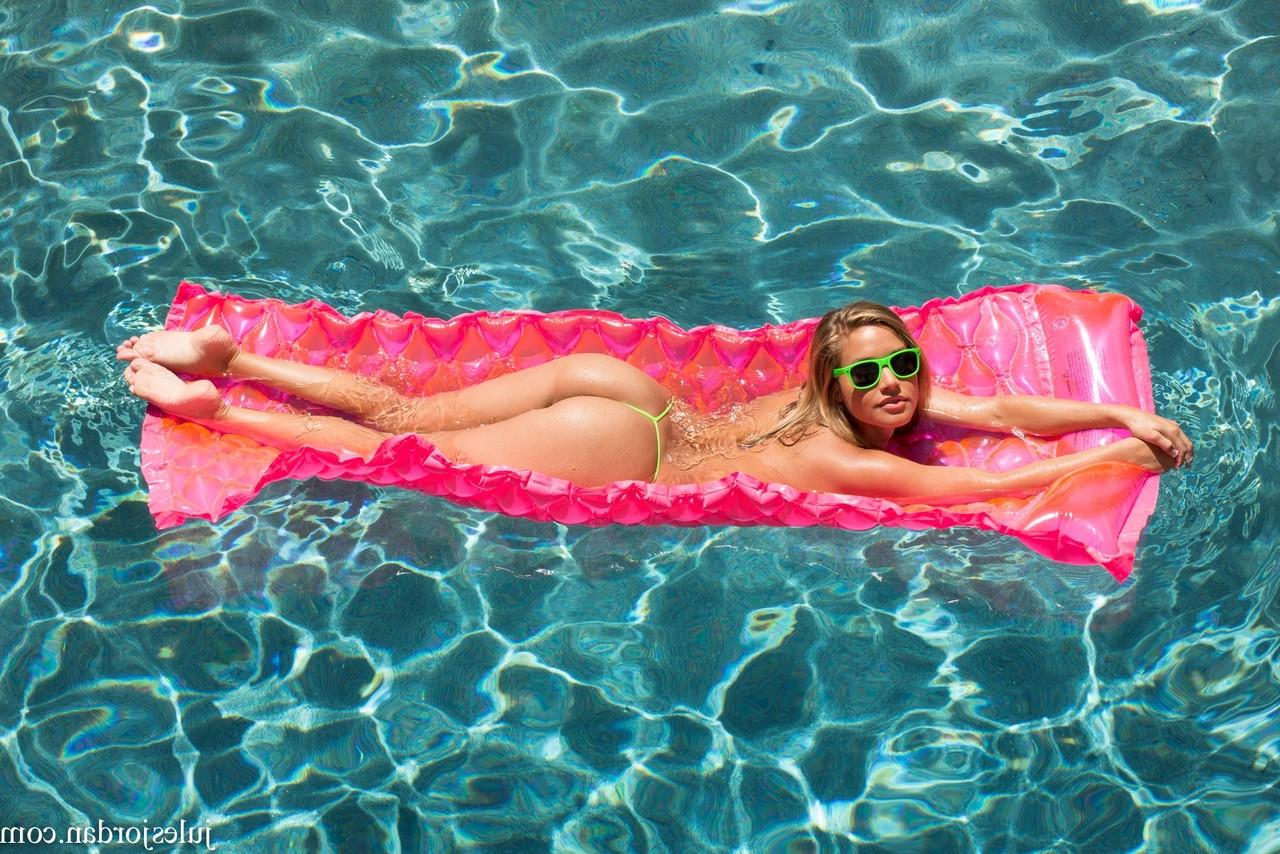 20P A loira sexy Kennedy Leigh perde o biquíni na piscina antes de foder