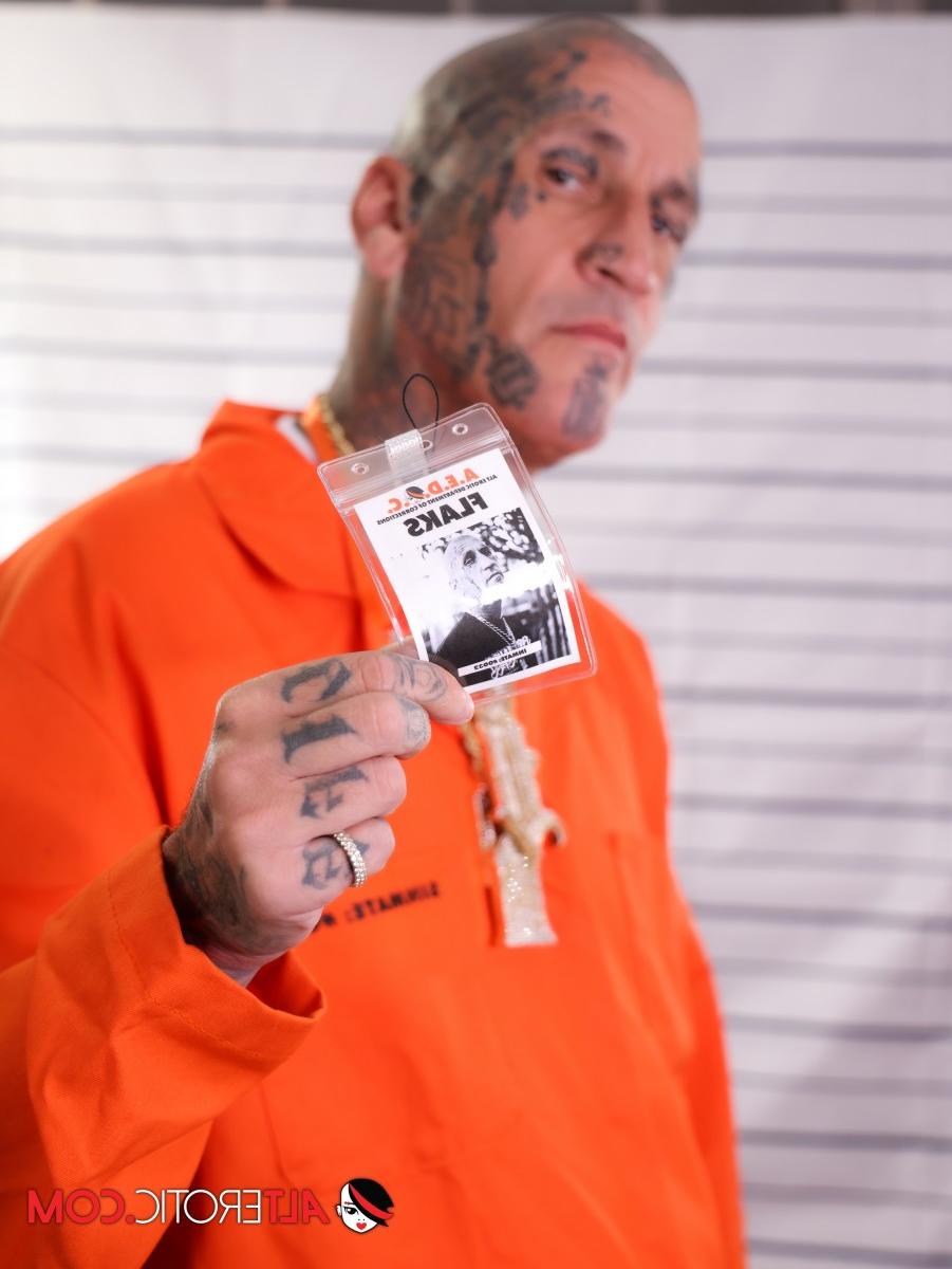 20P Adalind Gray and a fellow inmate give a male prisoner oral sex