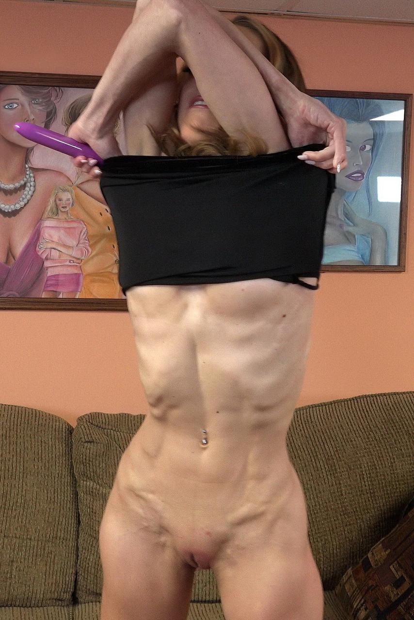 20P Horny MILF Alexis James brinca com sua buceta raspada com um vibrador no sofá