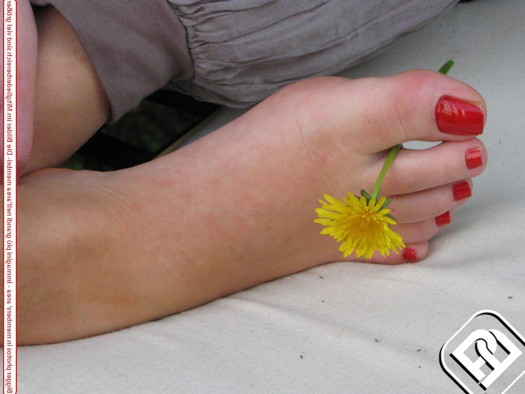 10P Une jolie brune affiche ses ongles fraîchement peints dans un jardin