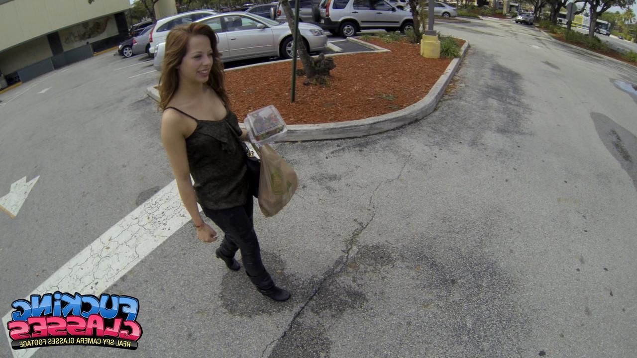 20P La pervertida adolescente americana Aurora Monroe es recogida en la calle y follada en POV