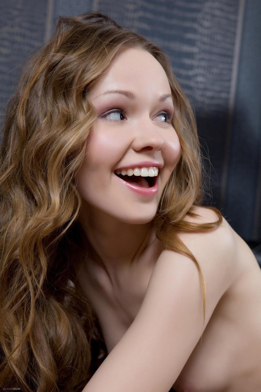 20P Adorable naked babe Virginia Sun shows her perfect booty & her trimmed twat