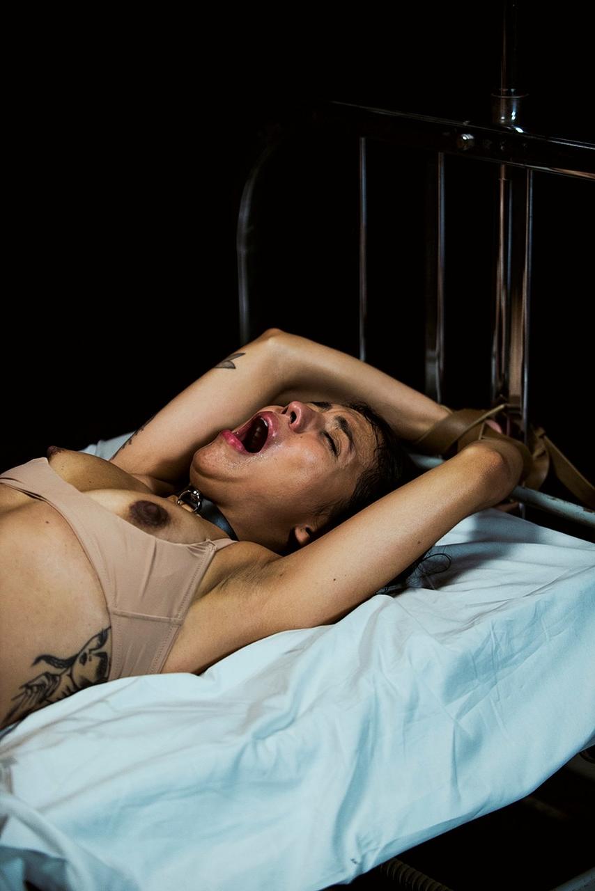 15P A gata submissa Lina Bembe é fodida com um vibrador por seu manipulador masculino