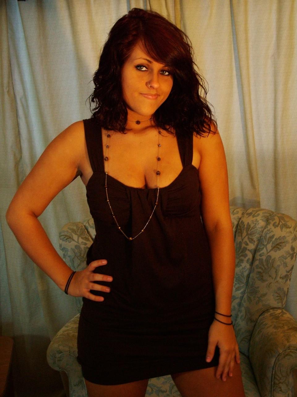 20P Adolescente sexy de cabelos negros fazendo topless e mostrando seus peitos grandes e suculentos