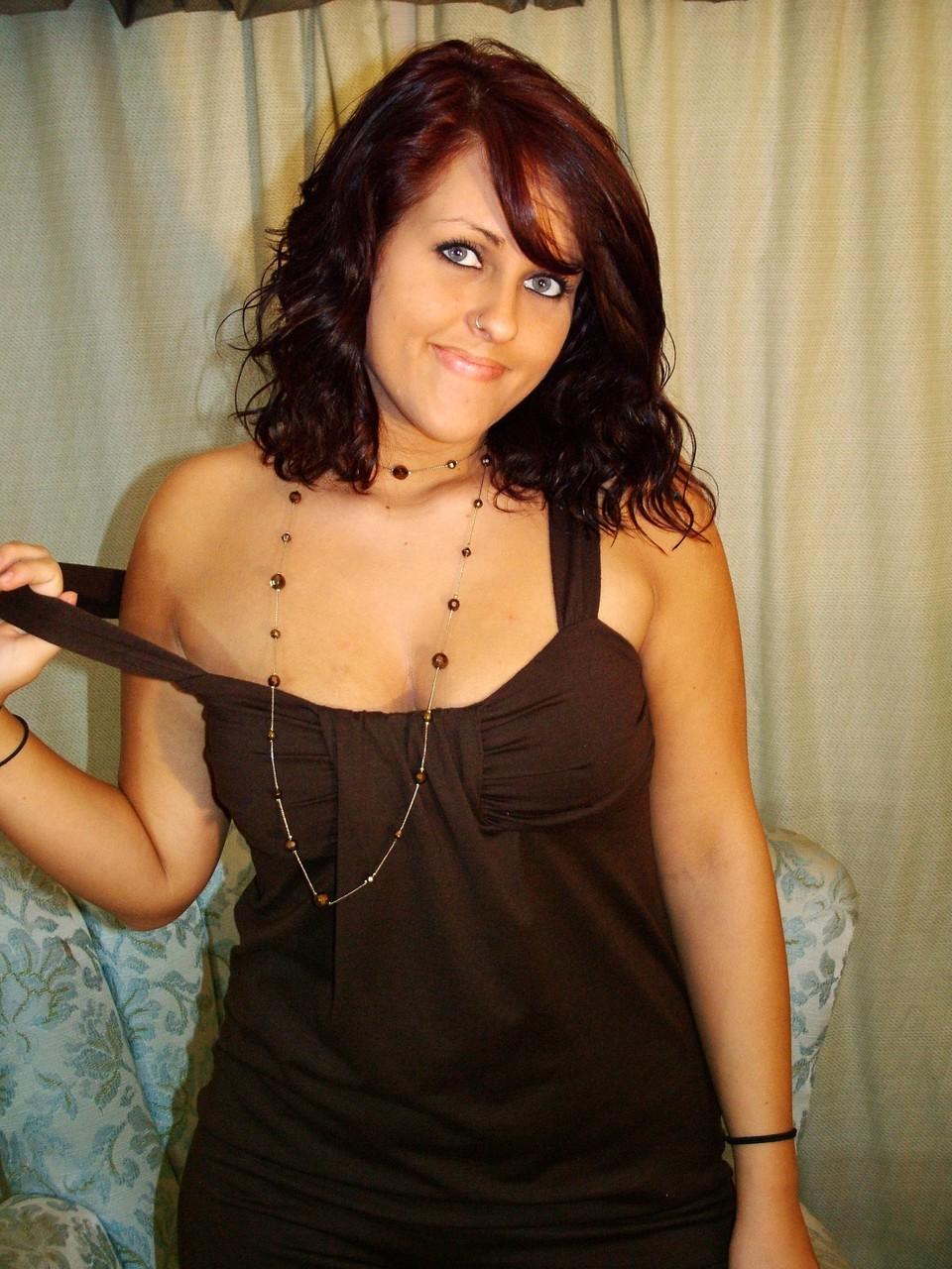 20P Adolescente sexy de cabelos negros fazendo topless e mostrando seus peitos grandes e suculentos