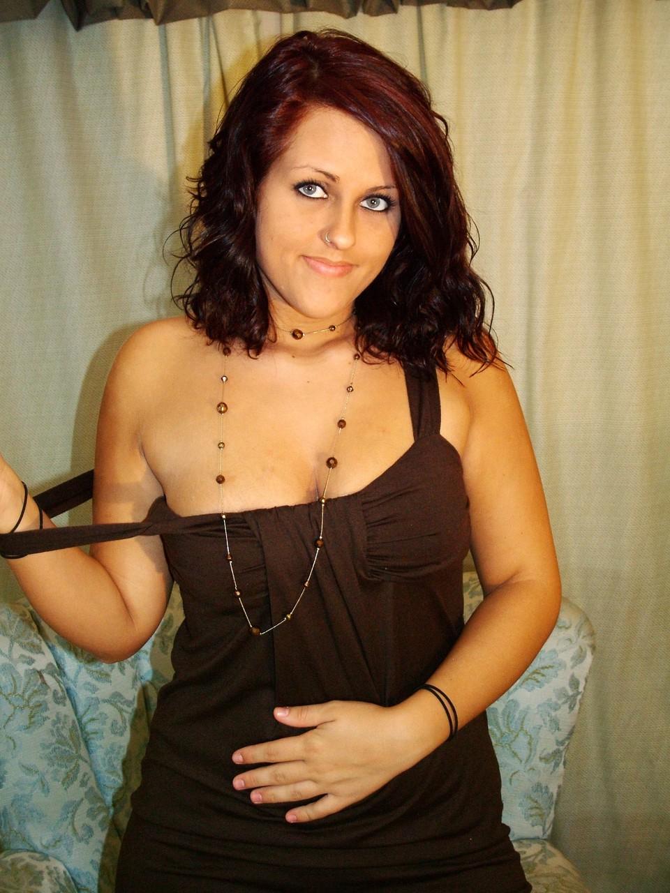 20P Adolescente sexy de cabelos negros fazendo topless e mostrando seus peitos grandes e suculentos