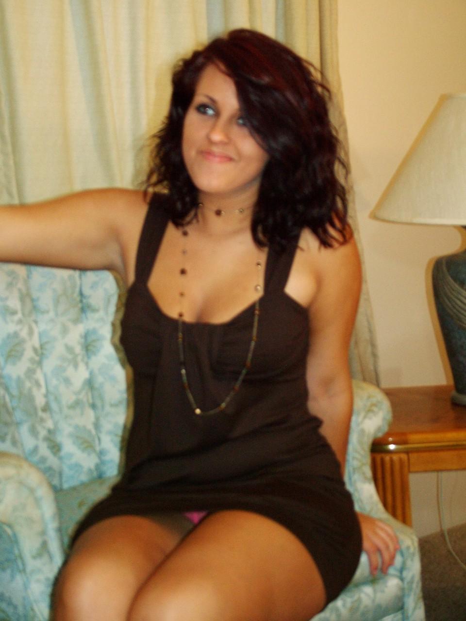 20P Adolescente sexy de cabelos negros fazendo topless e mostrando seus peitos grandes e suculentos
