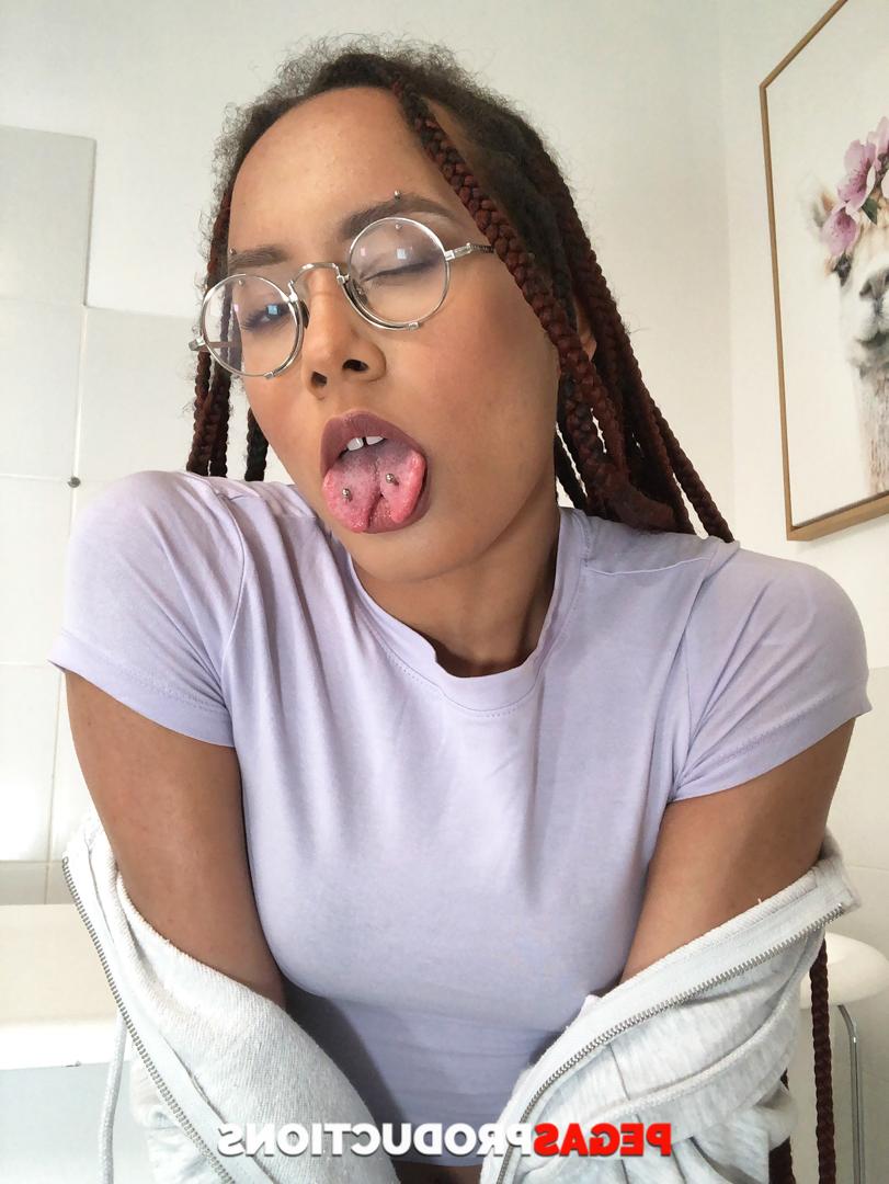 20P Sexy skinny adolescente Cherry Glazed mostra seus peitos minúsculos e sua bunda apertada