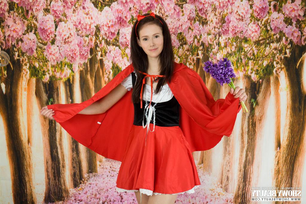 20P Das bezaubernde junge Mädchen Kora zieht ihre Cosplay-Kleidung aus, um sich nackt zu zeigen