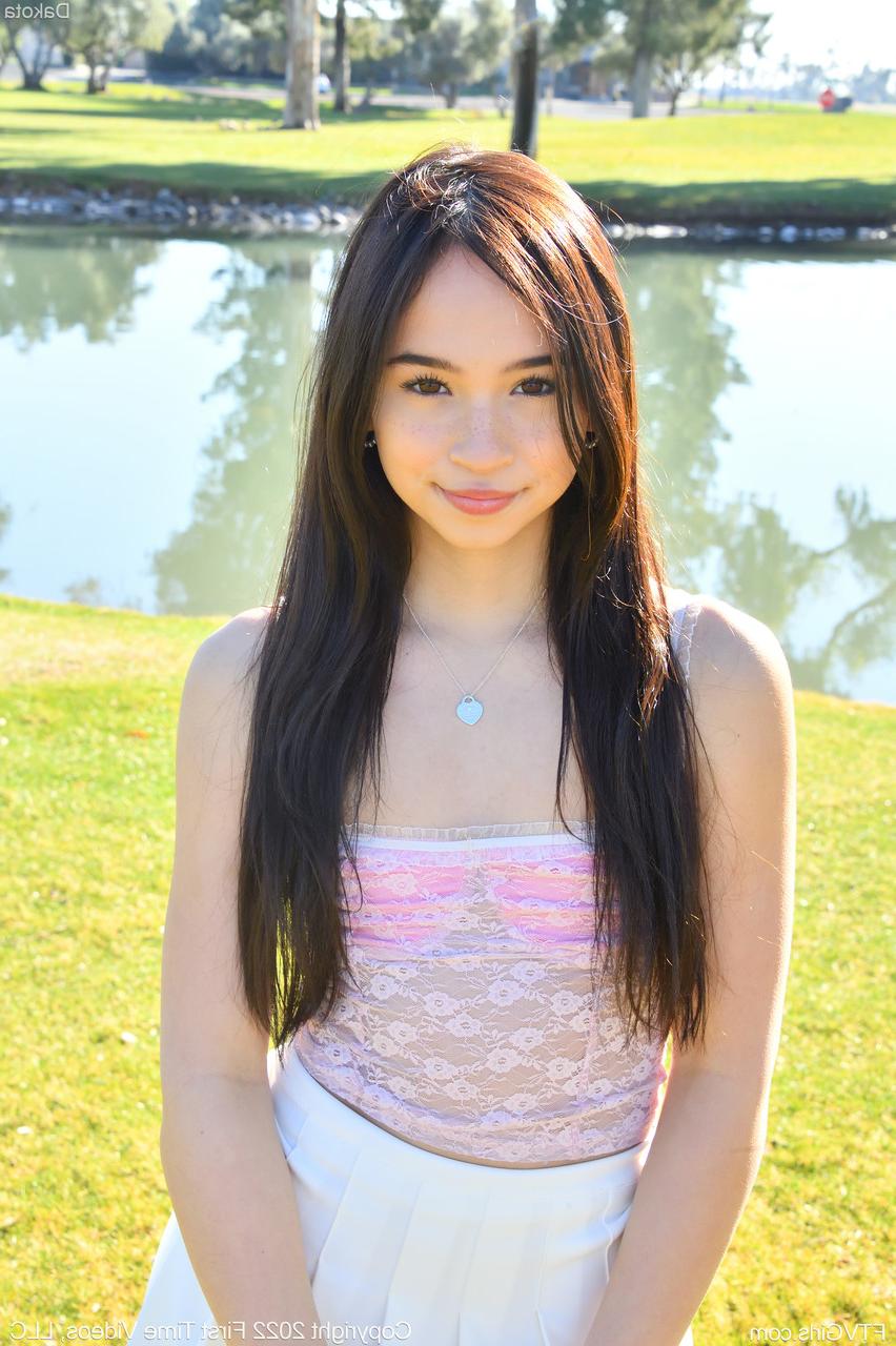 20P La amateur dakota muestra sus pequeñas tetas y hace el pino junto al río