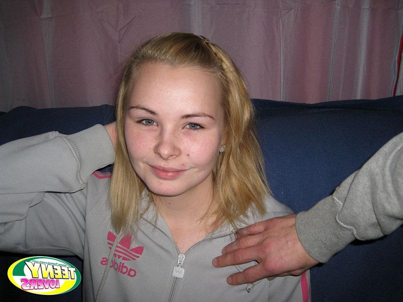 16P Jovem loira com peitos ainda nascendo fica no topo em sua apresentação de estreia