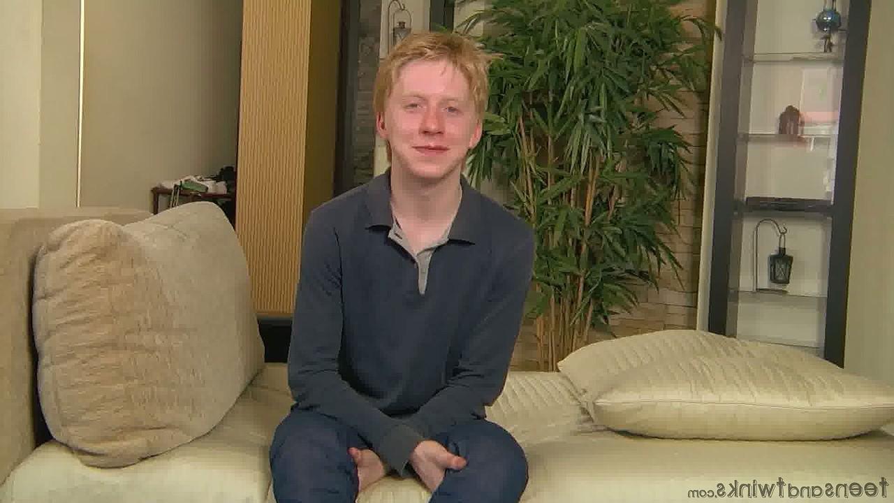 20P O jovem magro Ivan mostra suas bolas grandes e seu buraco de amor anal apertado enquanto se masturba