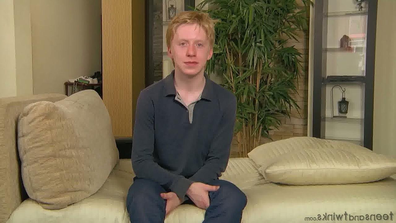 20P O jovem magro Ivan mostra suas bolas grandes e seu buraco de amor anal apertado enquanto se masturba