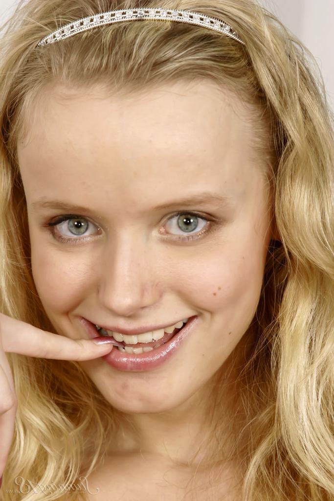 16P Die 18-jährige Blondine Yana F zieht sich mit Schuhen auf einem Stuhl aus