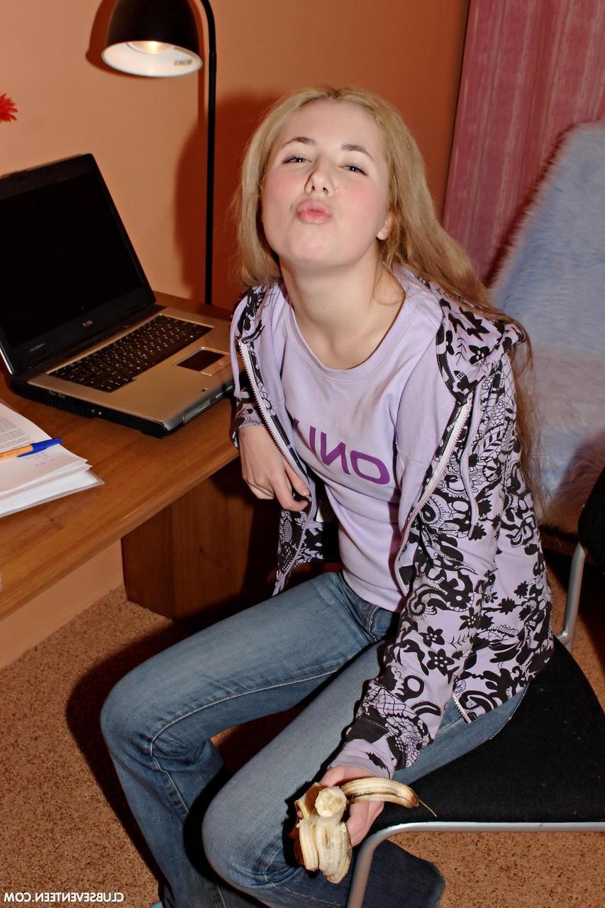 20P Colegial com longos cabelos loiros Sasha G tira a roupa e posa de meias