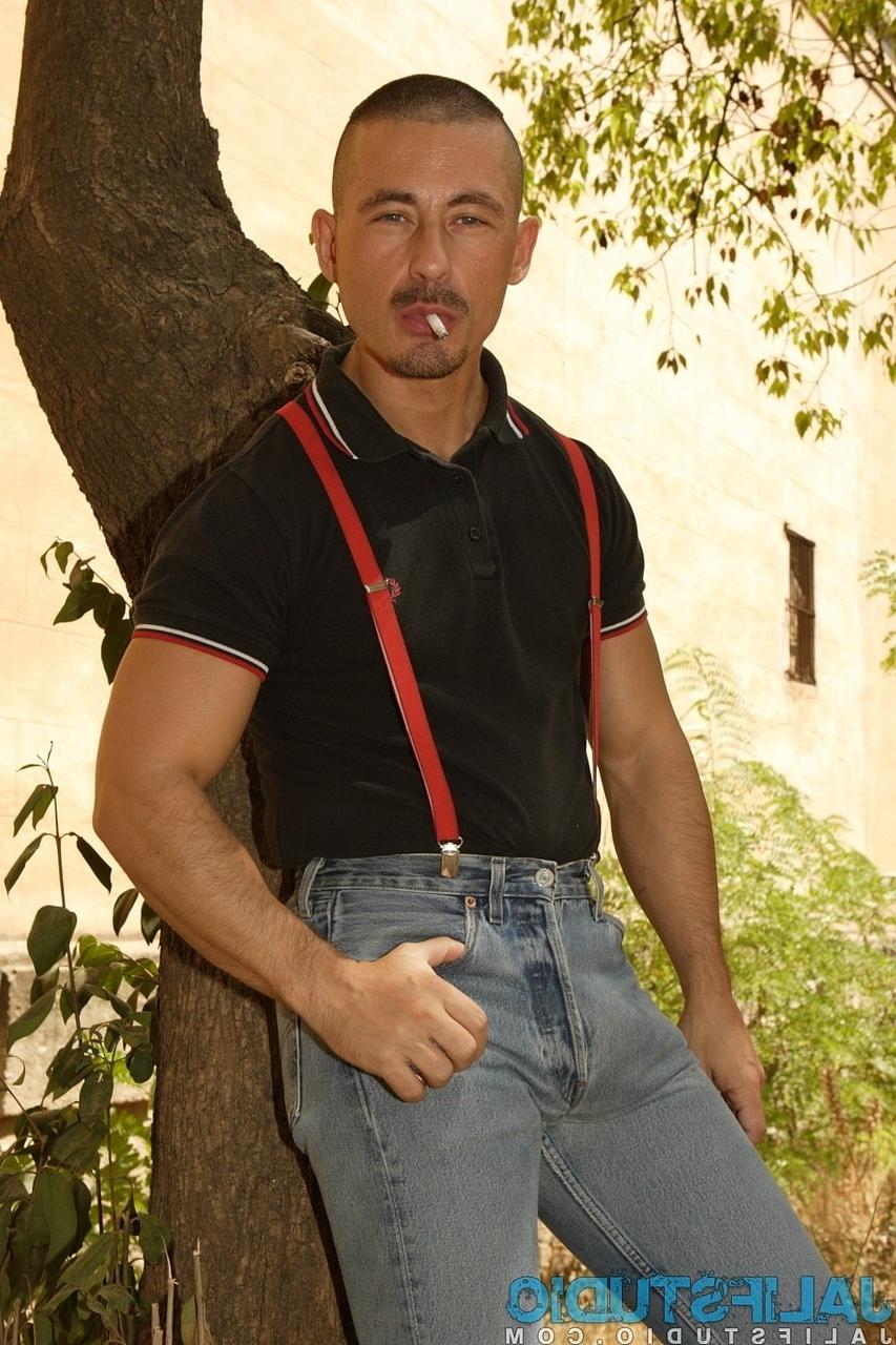 19P Der geile schwule Hottie Alberto De Palma posiert in ihrem sexy Outfit im Freien