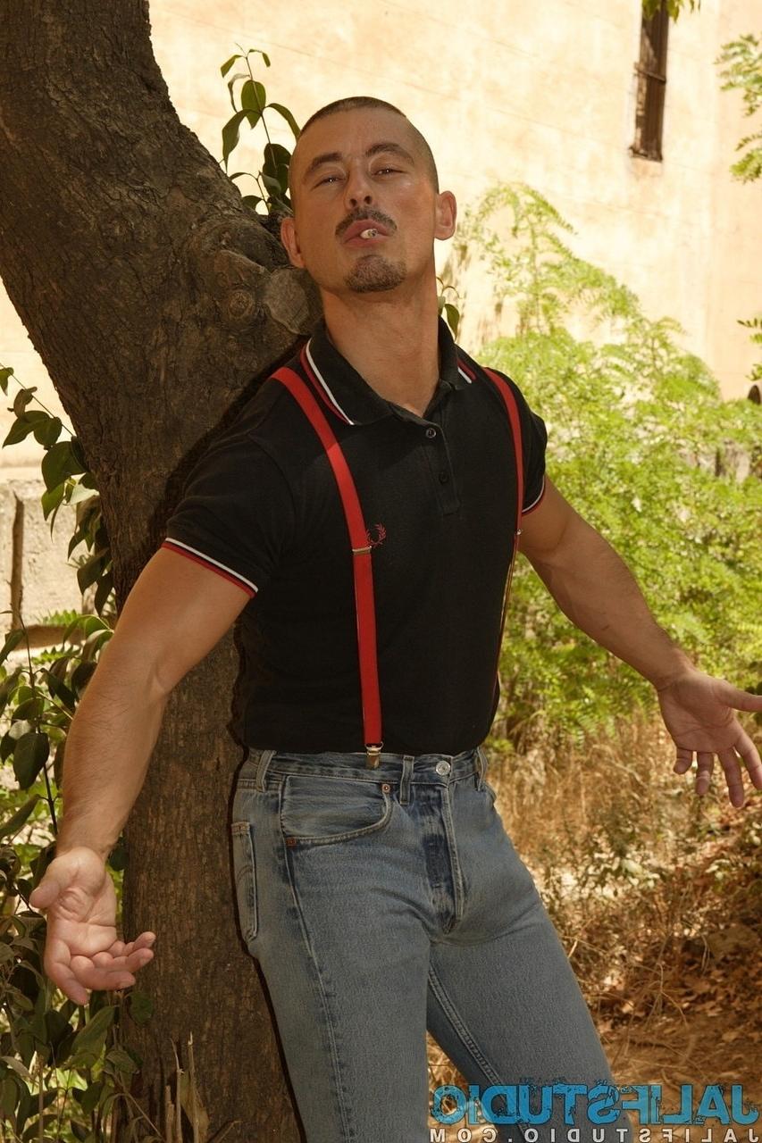 19P Der geile schwule Hottie Alberto De Palma posiert in ihrem sexy Outfit im Freien