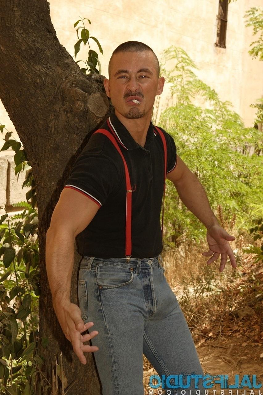 19P Der geile schwule Hottie Alberto De Palma posiert in ihrem sexy Outfit im Freien