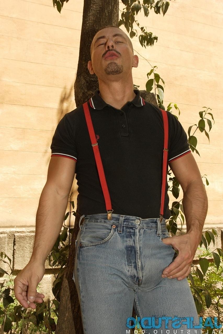 19P Der geile schwule Hottie Alberto De Palma posiert in ihrem sexy Outfit im Freien