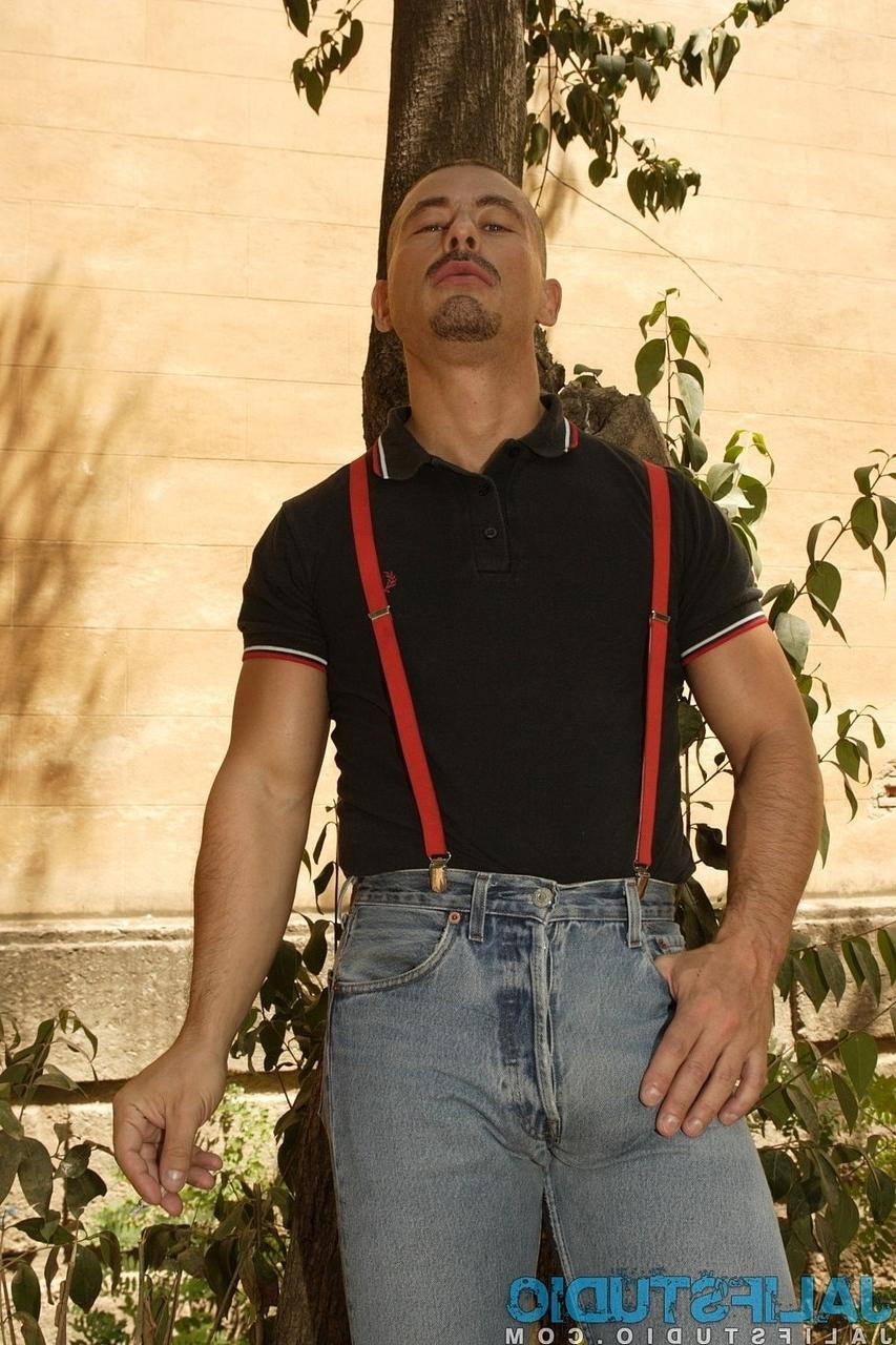 19P Der geile schwule Hottie Alberto De Palma posiert in ihrem sexy Outfit im Freien