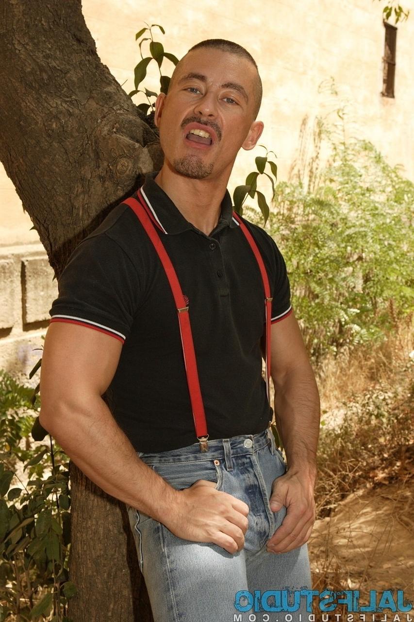 19P Der geile schwule Hottie Alberto De Palma posiert in ihrem sexy Outfit im Freien