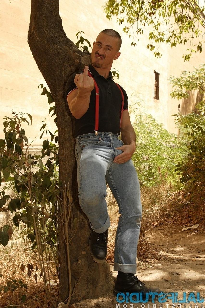 19P Der geile schwule Hottie Alberto De Palma posiert in ihrem sexy Outfit im Freien