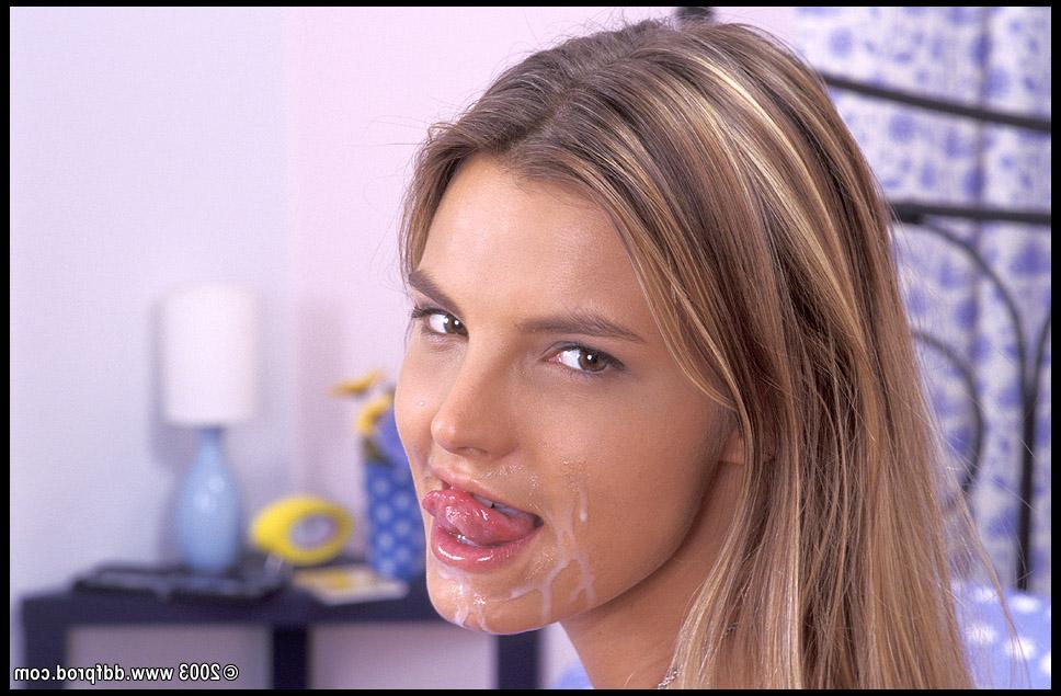 20P La joven morena Suzie Carina recibe una polla y una corrida en su boca sexy