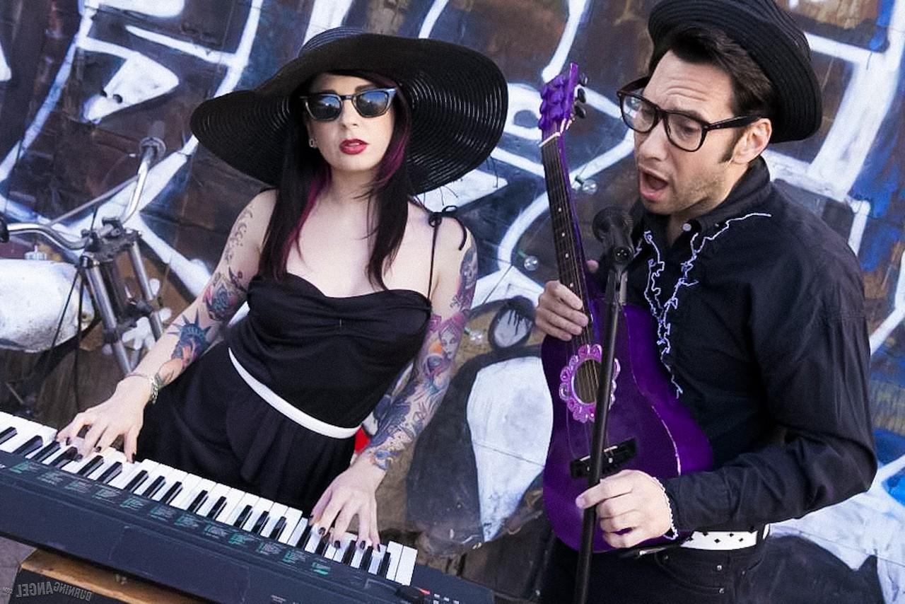 17P A vagabunda da banda Joanna Angel exibe sua bunda gostosa no palco com seu teclado