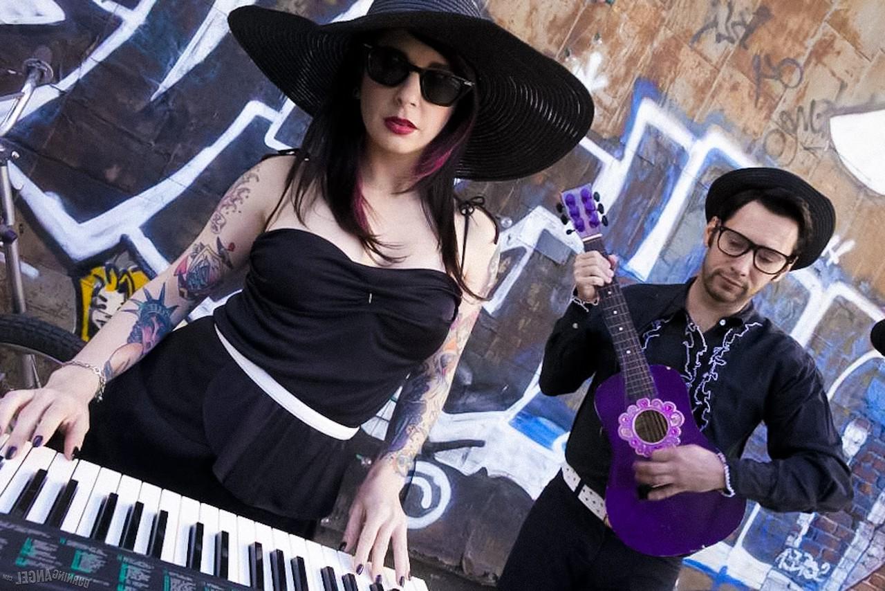 17P A vagabunda da banda Joanna Angel exibe sua bunda gostosa no palco com seu teclado