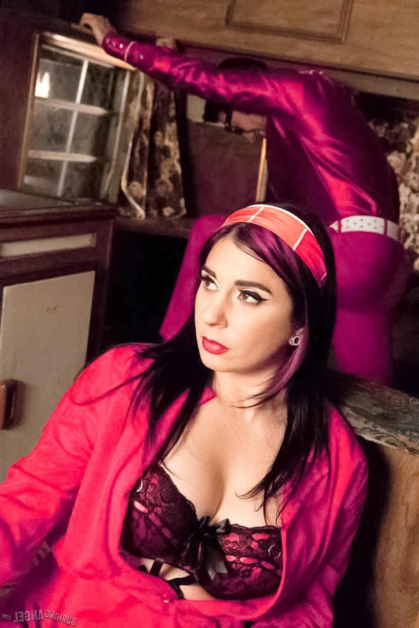 17P A vagabunda da banda Joanna Angel exibe sua bunda gostosa no palco com seu teclado