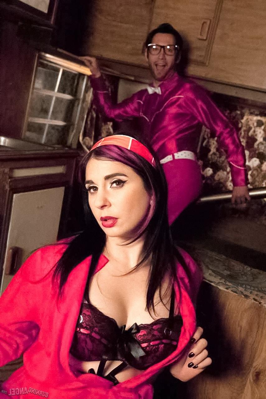 17P A vagabunda da banda Joanna Angel exibe sua bunda gostosa no palco com seu teclado