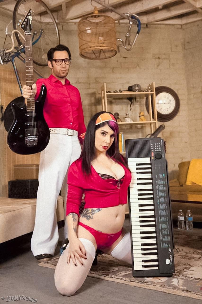 17P A vagabunda da banda Joanna Angel exibe sua bunda gostosa no palco com seu teclado