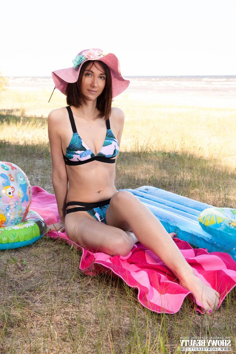 20P La jeune amateur Apricot se met nue sur le rivage, près de l'océan.