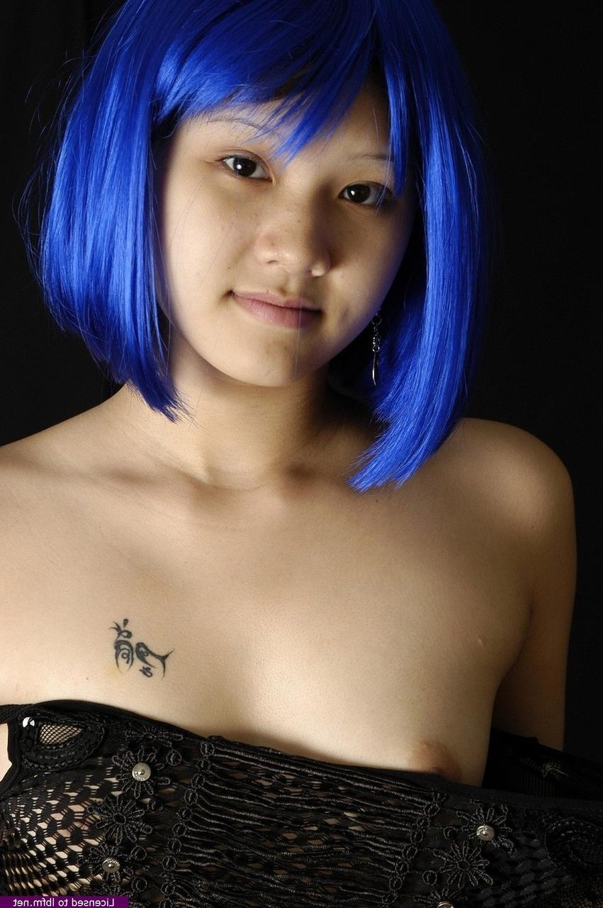 12P Adolescente asiática luce el cabello teñido mientras posa desnuda con medias de red y calcetines