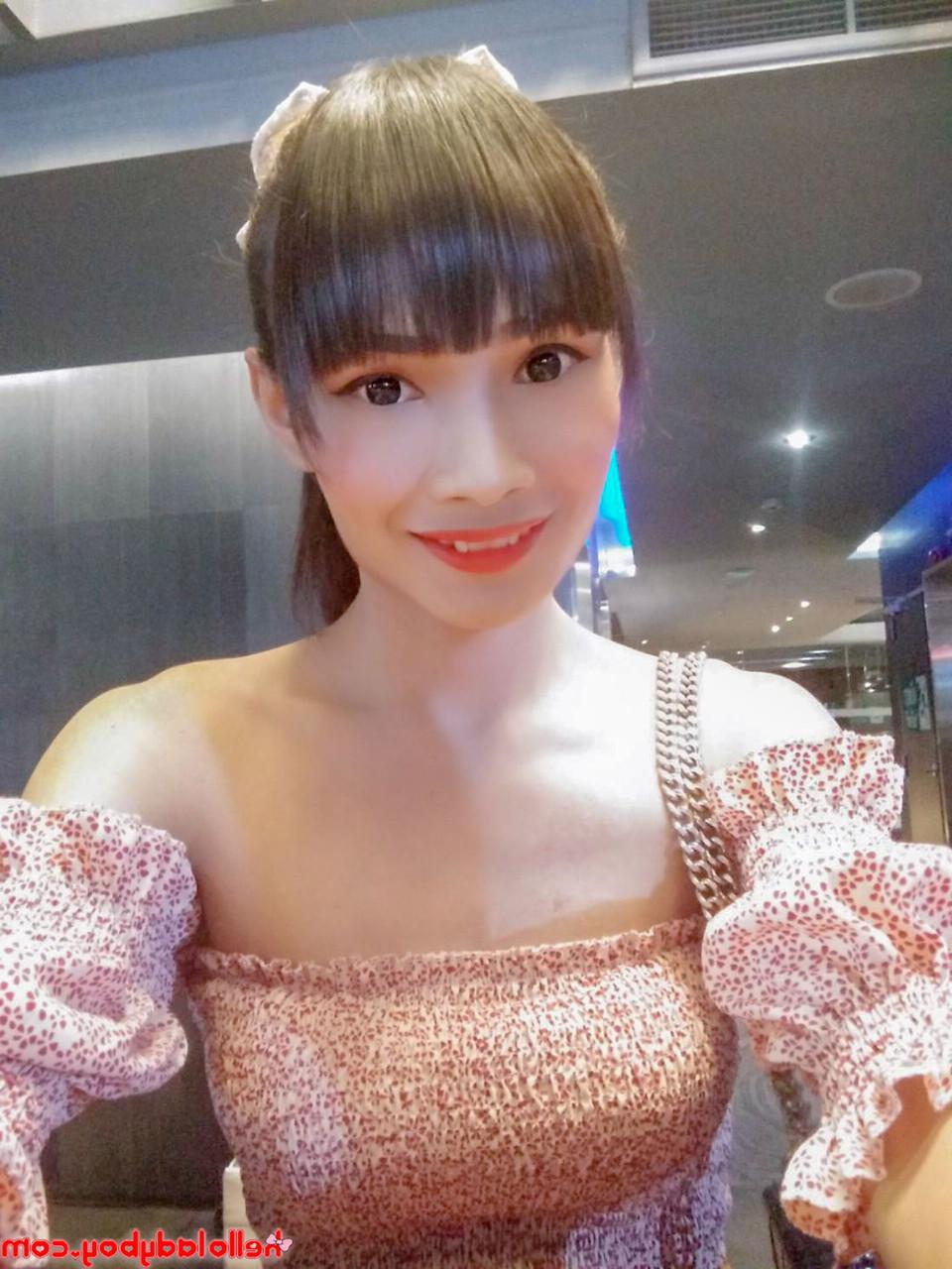 17P Travesti asiática magrinha tira selfies sensuais em roupas fofas e enquanto está nua