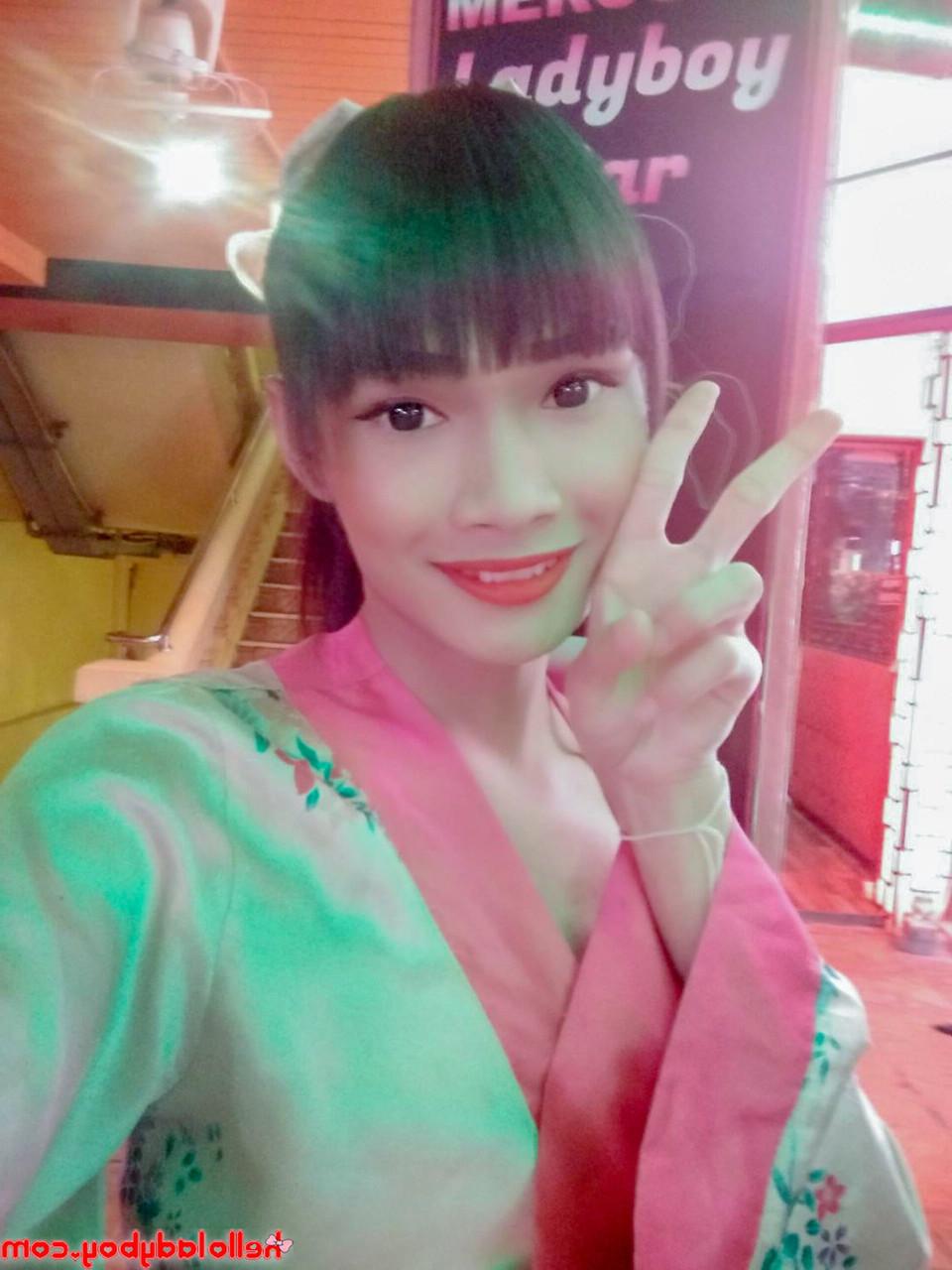 17P Travesti asiática magrinha tira selfies sensuais em roupas fofas e enquanto está nua