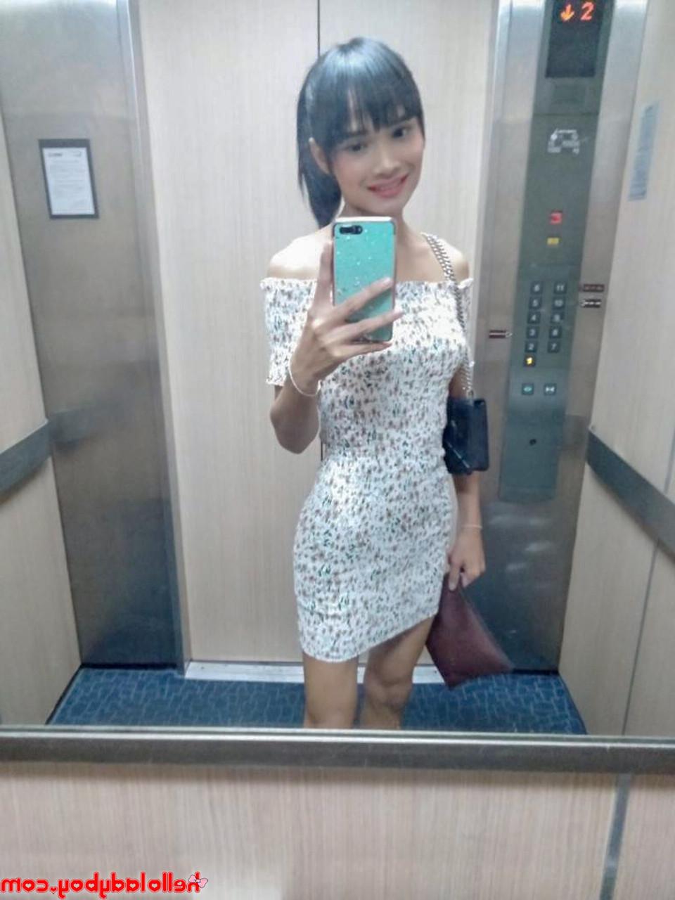 17P Travesti asiática magrinha tira selfies sensuais em roupas fofas e enquanto está nua