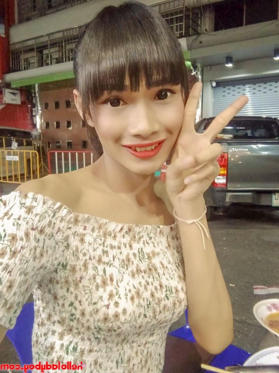 17P Travesti asiática magrinha tira selfies sensuais em roupas fofas e enquanto está nua