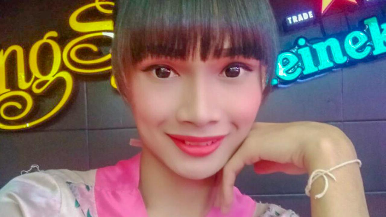 17P Travesti asiática magrinha tira selfies sensuais em roupas fofas e enquanto está nua
