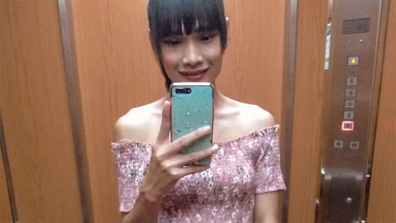 17P Travesti asiática magrinha tira selfies sensuais em roupas fofas e enquanto está nua