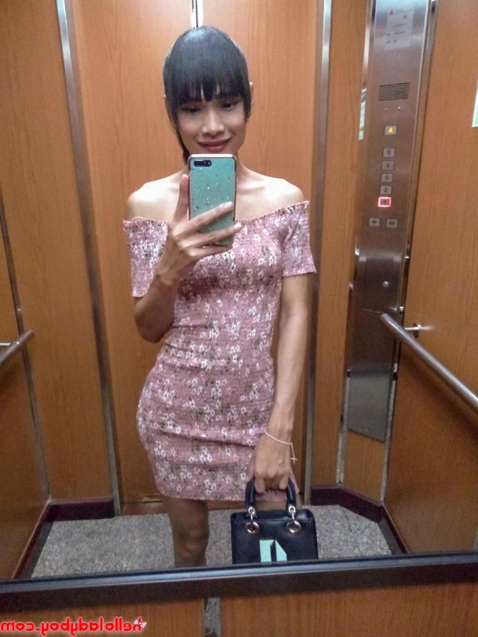 17P Travesti asiática magrinha tira selfies sensuais em roupas fofas e enquanto está nua