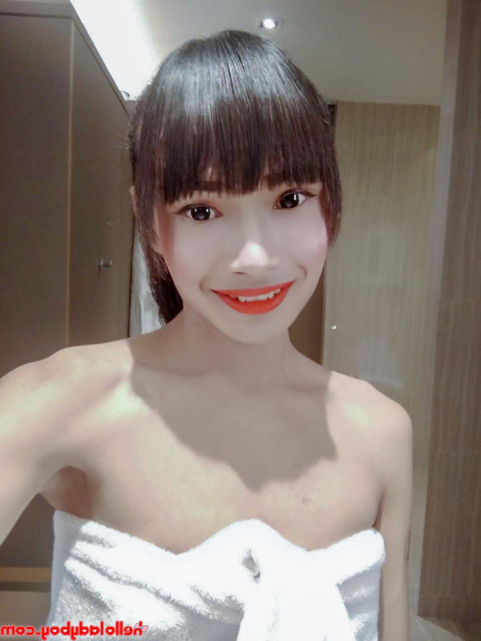 17P Travesti asiática magrinha tira selfies sensuais em roupas fofas e enquanto está nua