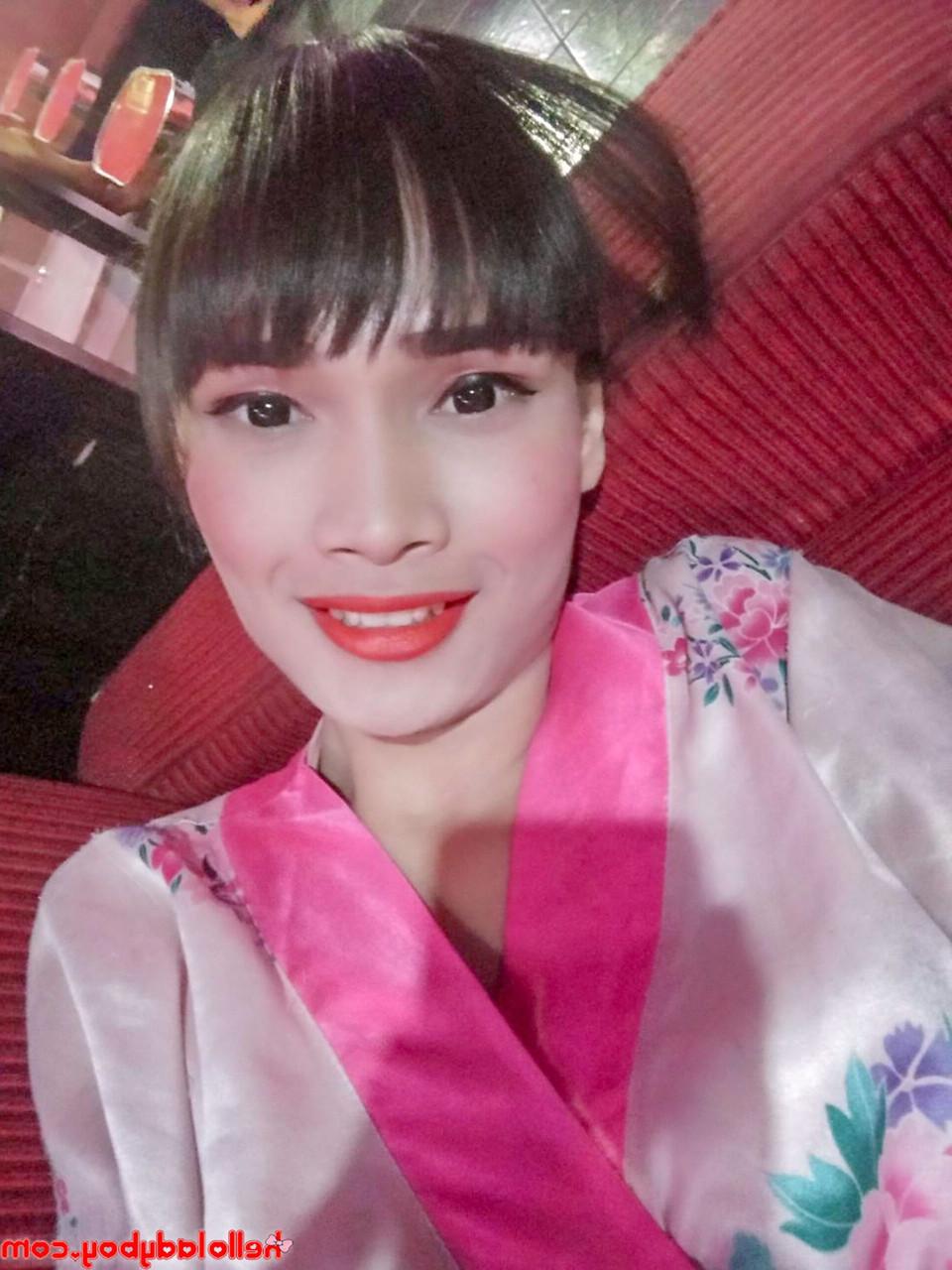 17P Travesti asiática magrinha tira selfies sensuais em roupas fofas e enquanto está nua