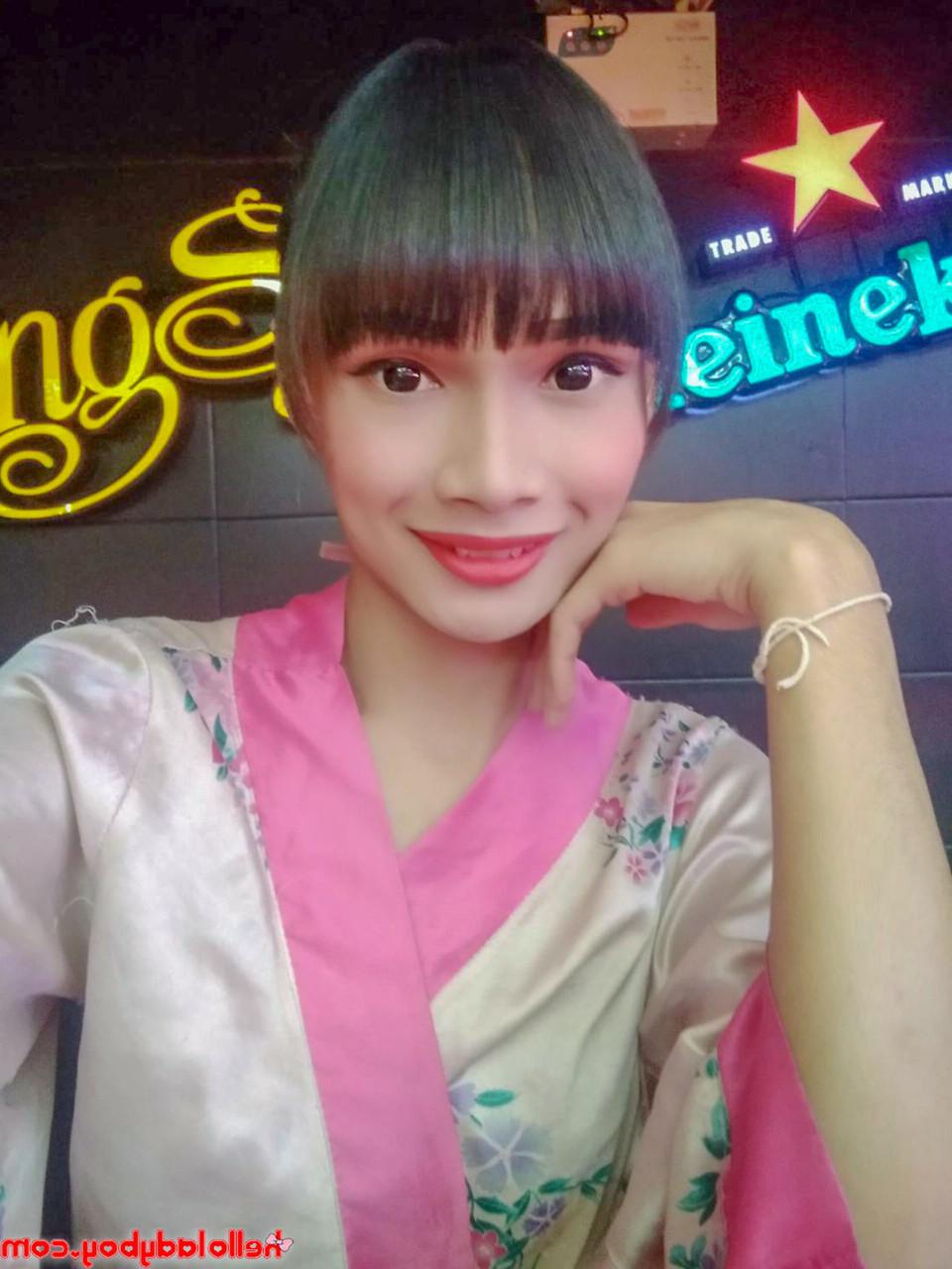 17P Travesti asiática magrinha tira selfies sensuais em roupas fofas e enquanto está nua