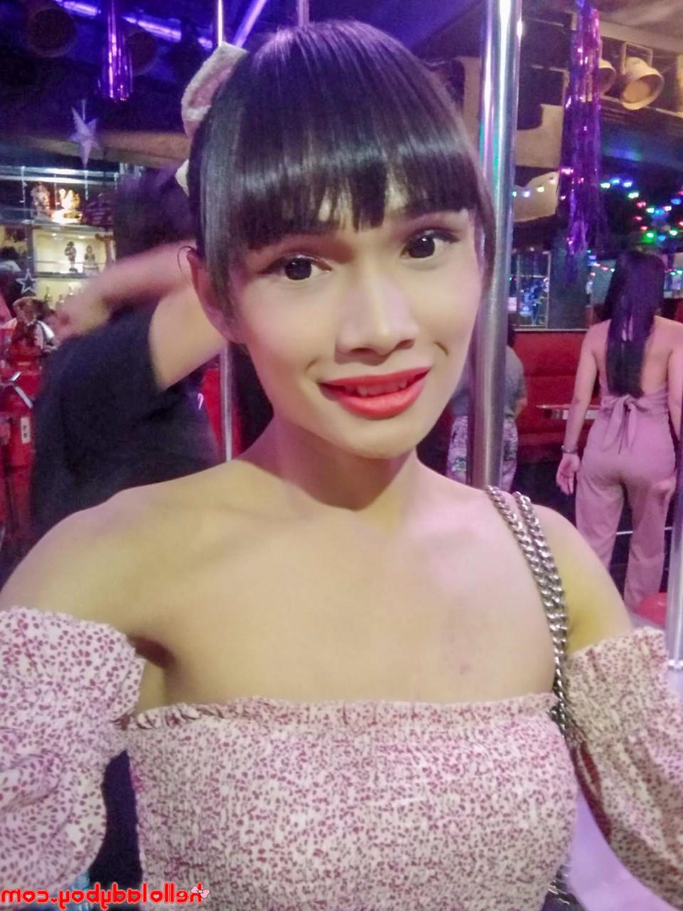 17P Travesti asiática magrinha tira selfies sensuais em roupas fofas e enquanto está nua