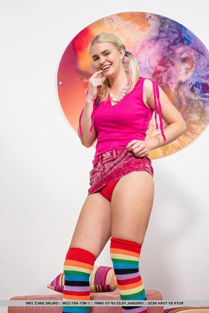 18P A encantadora adolescente loira Ruth remove as meias listradas OTK para ficar totalmente nua