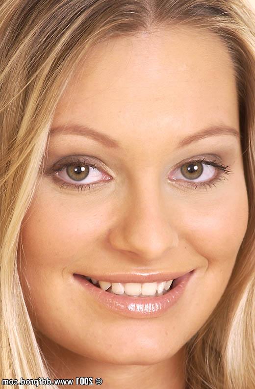 20P A loira querida Sara H exibe suas pernas sensuais e peitos grandes antes de brincar