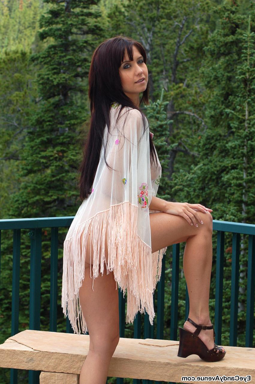 16P La joven amateur Chrissy se desnuda con calzado en una terraza cerca de un bosque